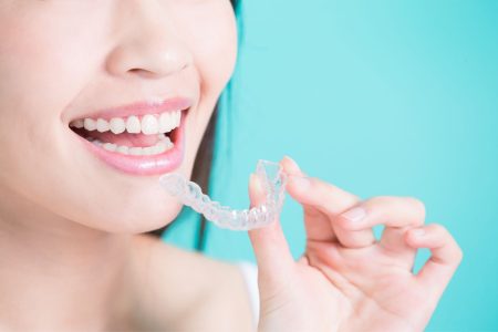 Leczenie ortodontyczne nakładkami prostującymi zęby